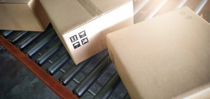 Roller Conveyor Belt Keeps Boxes Moving